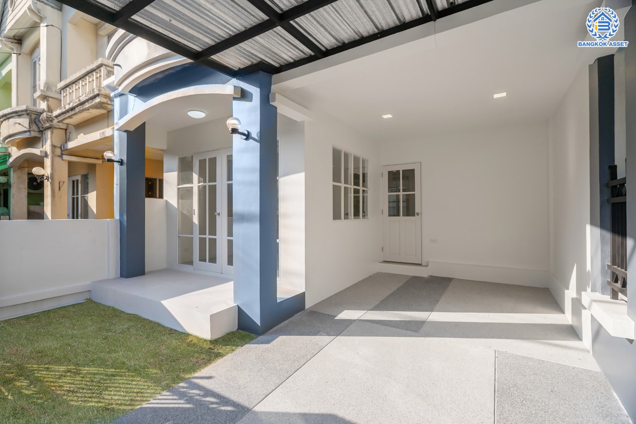 บ้านมือสองตกแต่งใหม่ ม.บุศรินทร์ วงแหวน (บ้านกล้วย-ไทรน้อย) จากแบรนด์ L&H เนื้อที่ 21 ตร.ว. ฟังก์ชัน 3 ห้องนอน 2 ห้องน้ำ จอดรถได้ 1 คัน ตอบโจทย์ทุกการอยู่อาศัย บนทำเลเชื่อมต่อถนนกาญจนาภิเษก ใกล้เซ็นทรัลเวสต์เกต และรถไฟฟ้าสายสีม่วง "สถานีคลองบางไผ่"